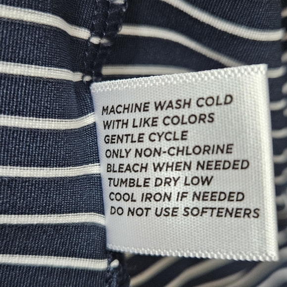 Lady Hagen Essentials Sleeveless, V-neck collared golf polo. - Picture 6 of 7